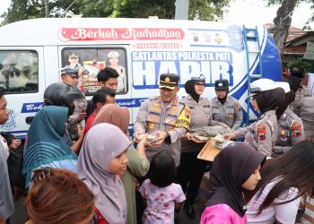 Polresta Pati dan Bhayangkari Bersinergi Berbagi Takjil Gratis