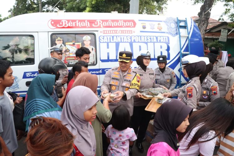 Polresta Pati dan Bhayangkari Bersinergi Berbagi Takjil Gratis