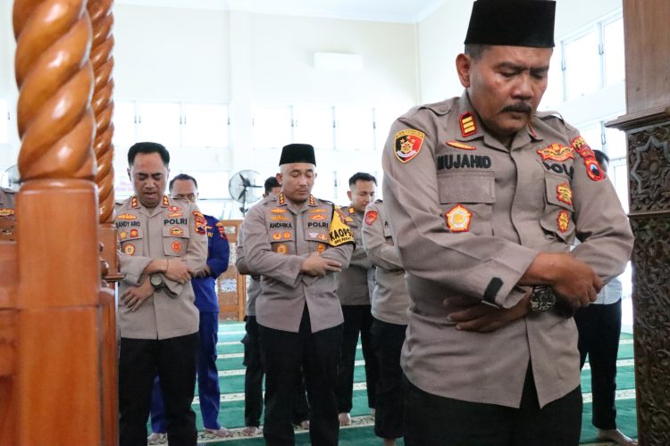 Sholat Berjamaah, Kapolresta Pati : Wujud Kepedulian di Bulan Suci Ramadan