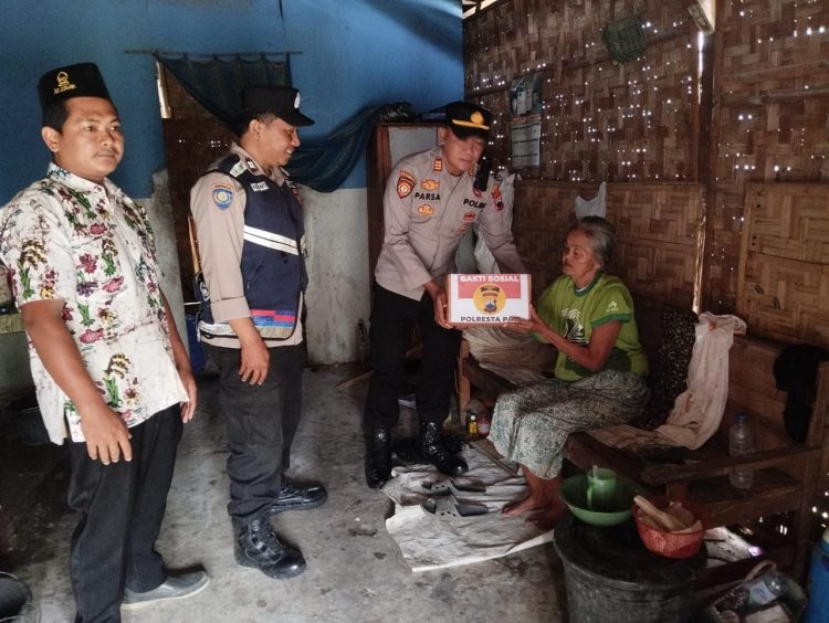 Aksi Nyata! Polri Utamakan Berbagi Bansos ke Warga Kurang Mampu