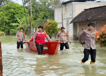 Evakuasi Korban Banjir, Brimob Polda Jateng Hadir