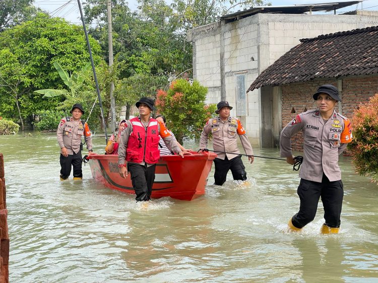 Evakuasi Korban Banjir, Brimob Polda Jateng Hadir