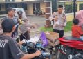 Kepedulian di Bulan Suci Ramadan, Polsek Kayen Bagikan Takjil ke Pengguna Jalan