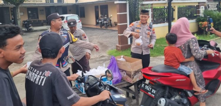 Kepedulian di Bulan Suci Ramadan, Polsek Kayen Bagikan Takjil ke Pengguna Jalan