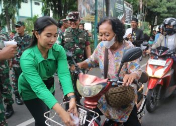 Aksi Sosial Ramadan, Kodim 0718/Pati Bagikan Takjil Gratis ke Warga