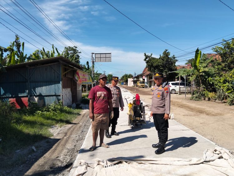 Pengecoran Jalan, Kapolsek Tayu Pastikan Proyek Berjalan Lancar dan Aman