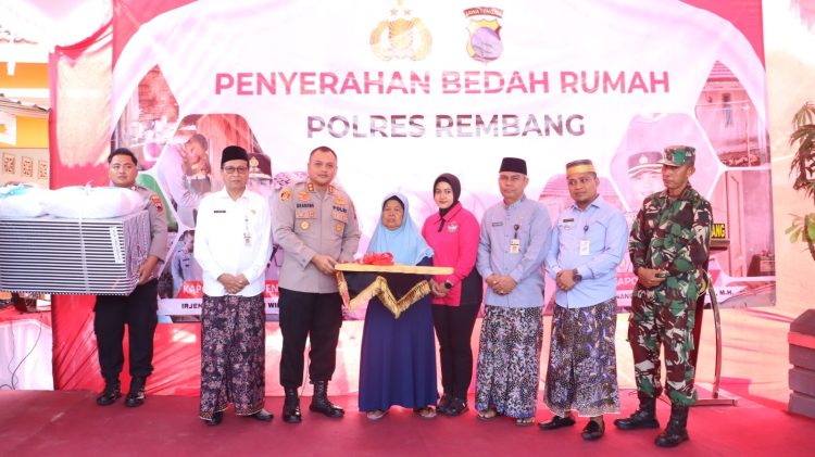 Bedah Rumah Ibu Sumarmi Cerminkan Jiwa Sosial Polres Rembang