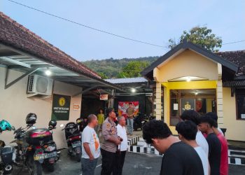 Gengster Bentrok di Perbatasan Wotan – Baturejo, Polsek Sukolilo Tangkap Dua Pemuda Bersenjata Tajam