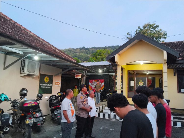 Gengster Bentrok di Perbatasan Wotan – Baturejo, Polsek Sukolilo Tangkap Dua Pemuda Bersenjata Tajam