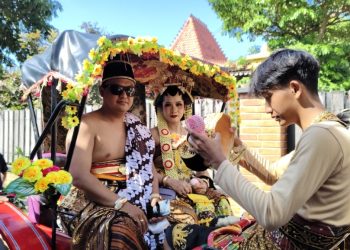 Parade Hasil Bumi dan Kereta Pengantin, Warnai Karnaval Desa Dengkek