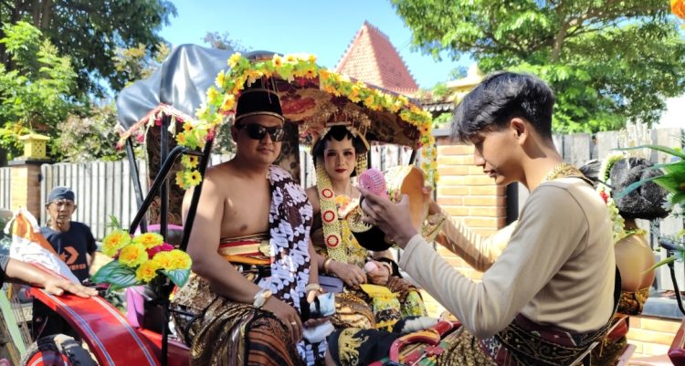 Parade Hasil Bumi dan Kereta Pengantin, Warnai Karnaval Desa Dengkek