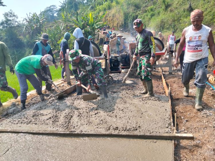 Kodim Pati Bangun Jalan dan RTLH di Desa Sentul