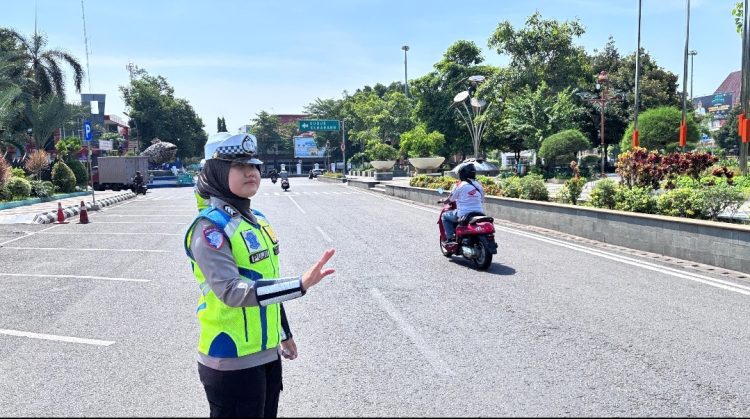 Polwan Pati Jadi Garda Depan Operasi Patuh Candi 2025