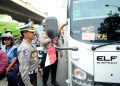 HUT ke 80, Polisi Bagikan Bendera Merah Putih
