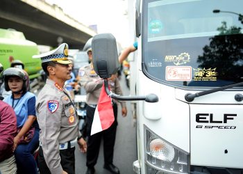 HUT ke 80, Polisi Bagikan Bendera Merah Putih