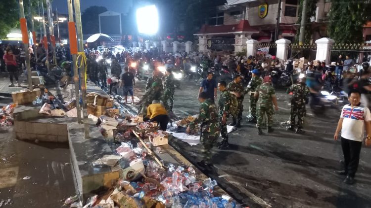 Pasca Unras, Soliditas TNI dan Masyarakat Lewat Aksi Bersihkan Sampah