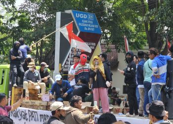 Kantor Pos Pati Kebanjiran Warga, 11 Loket Dibuka Layani Aksi Surat ke KPK