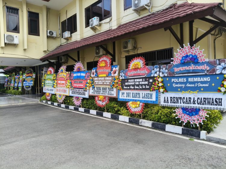 Ratusan Karangan Bunga Jadi Simbol Kepercayaan Publik ke Polres Rembang