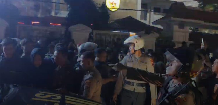 Husain Diamankan Polisi, Ratusan Warga Padati Alun -Alun Pati