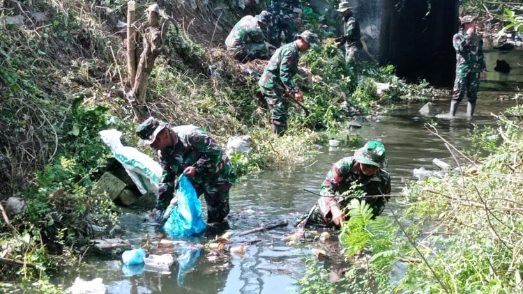 TNI Bersama Warga Gotong Royong, Sungai Barinten Kembali Lancar dan Bersih