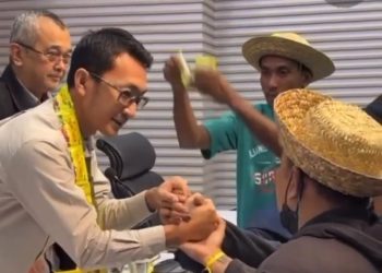 Aksi Kreatif AMPB, Kalungkan Jamu di Juru Bicara KPK