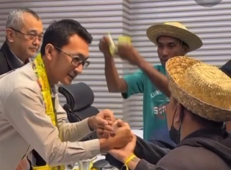 Aksi Kreatif AMPB, Kalungkan Jamu di Juru Bicara KPK