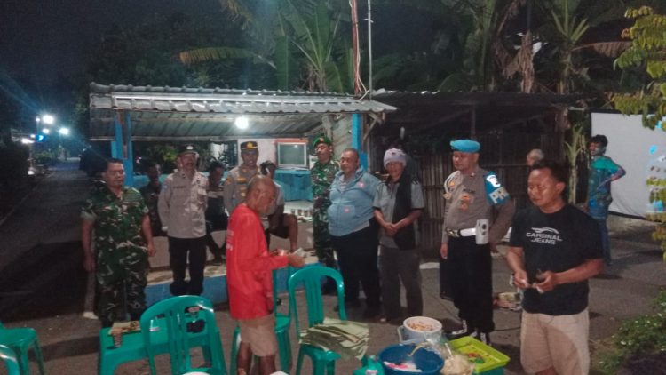 Warga Antusias Sambut Program Siskamling, Kapolsek Wedarijaksa Hadir