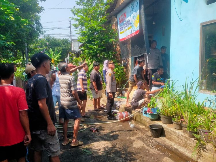 Polsek Tayu Gerak Cepat Padamkan Si Jago Merah