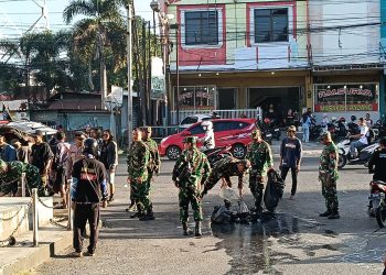 Bukti Kepedulian Sosial, TNI – Polri Gotong Royong Bersihkan Sampah