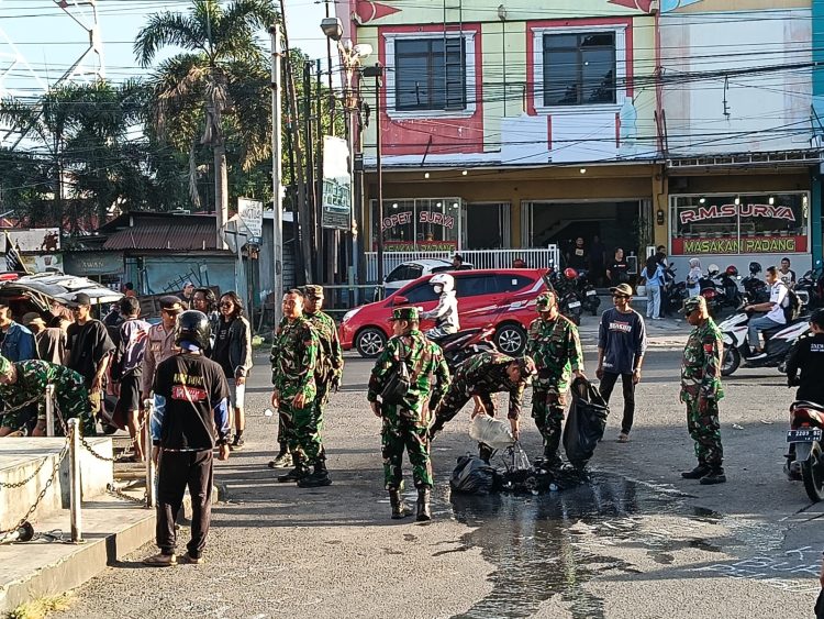 Bukti Kepedulian Sosial, TNI – Polri Gotong Royong Bersihkan Sampah