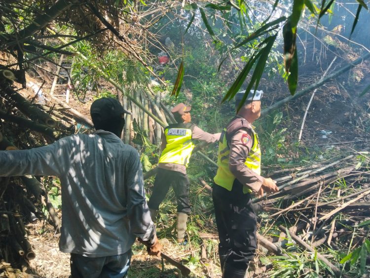 Polsek Wedarijaksa Gerak Cepat Atasi Penyumbatan Sungai, Warga Apresiasi