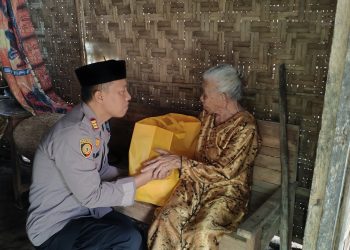 Sentuh Hati Warga! Polisi Berbagi 100 Sembako di Bulan Ramadan