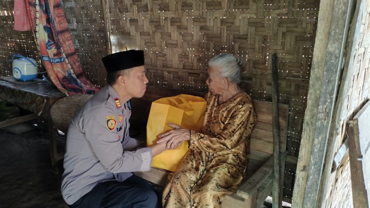 Sentuh Hati Warga! Polisi Berbagi 100 Sembako di Bulan Ramadan
