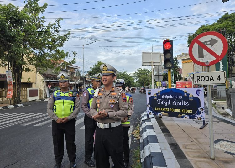 Sentuhan Humanis Kasat Lantas Kudus di Ramadan 2026, Berbagi Ratusan Takjil