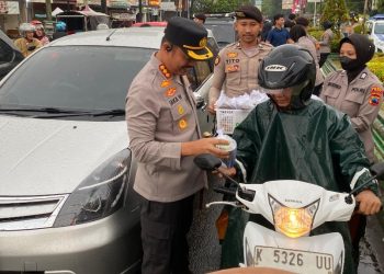 Jelang Magrib, Kapolresta Pati Imbau Para Pengendara dan Berbagi Takjil Gratis