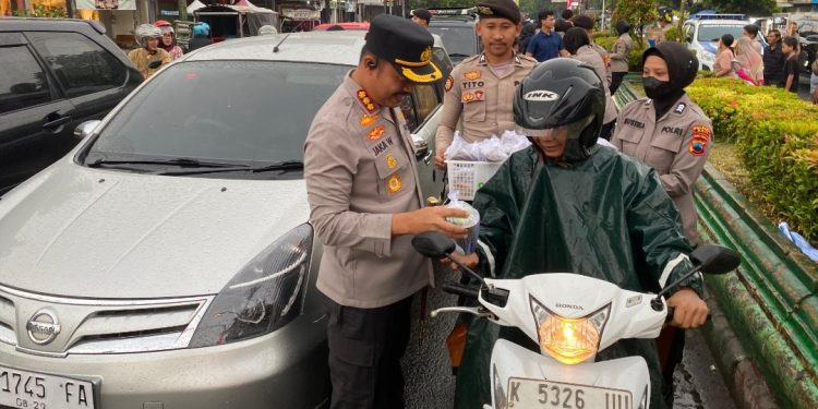 Jelang Magrib, Kapolresta Pati Imbau Para Pengendara dan Berbagi Takjil Gratis