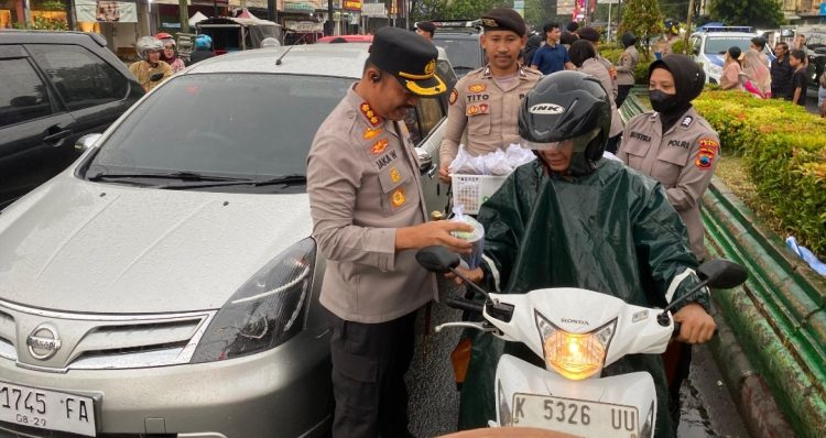 Jelang Magrib, Kapolresta Pati Imbau Para Pengendara dan Berbagi Takjil Gratis
