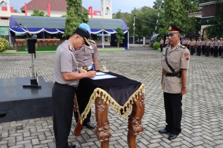 Kapolresta Pati Ingatkan Anggota Waspada, Sertijab Kapolsek Cluwak Jadi Momentum Evaluasi