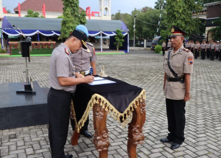 Kapolresta Pati Ingatkan Anggota Waspada, Sertijab Kapolsek Cluwak Jadi Momentum Evaluasi