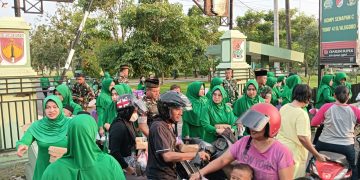 Ramadan Penuh Kepedulian, Prajurit Yonif 410/Alugoro Berbagi 2.500 Takjil Untuk Warga