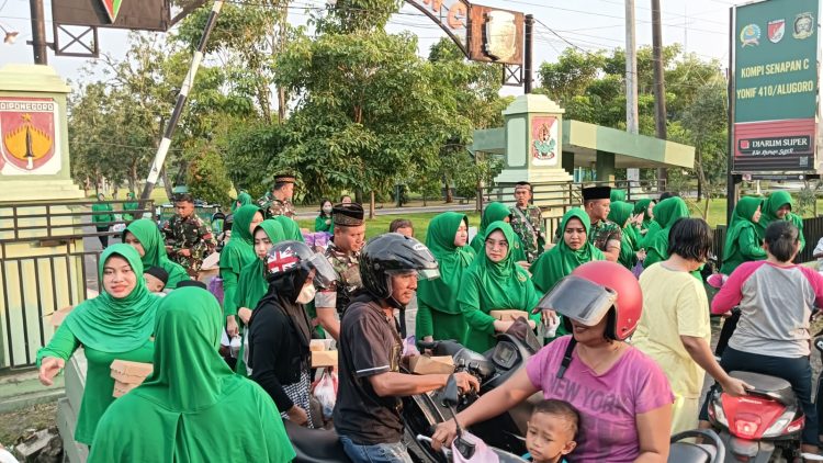Ramadan Penuh Kepedulian, Prajurit Yonif 410/Alugoro Berbagi 2.500 Takjil Untuk Warga