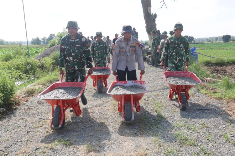 Sinergi TNI – Polri di TMMD, Warga Godo : Ini Baru Pembangunan Nyata