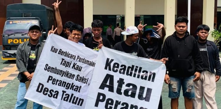 Keluarga Korban Ngamuk di PN Pati, Mobil Tahanan Dihadang Massa