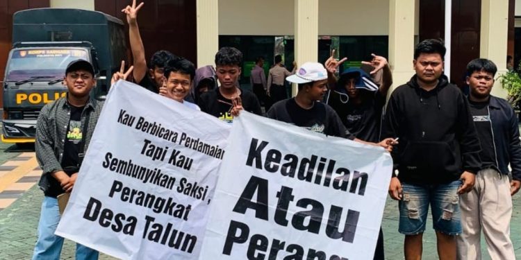 Keluarga Korban Ngamuk di PN Pati, Mobil Tahanan Dihadang Massa