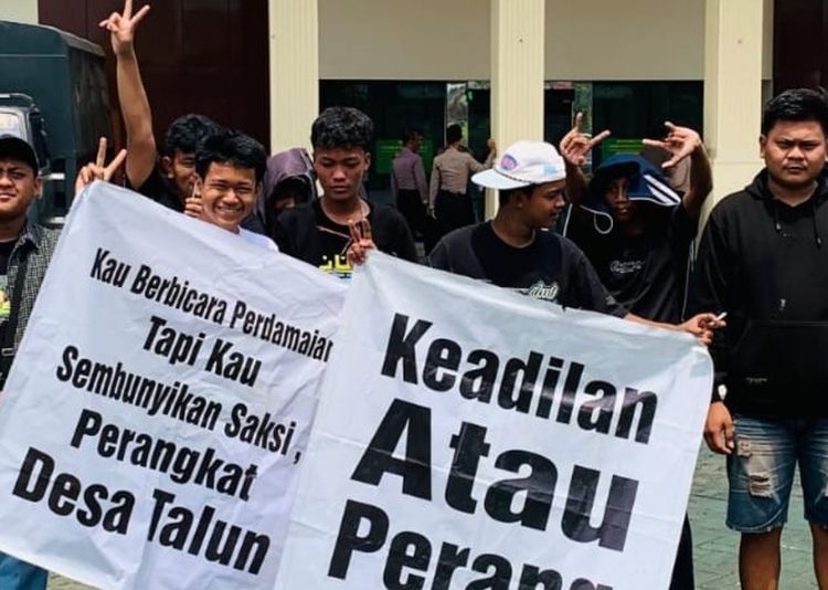 Keluarga Korban Ngamuk di PN Pati, Mobil Tahanan Dihadang Massa