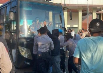 Kericuhan Pecah di PN Pati, Mobil Tahanan Dikepung Massa Usai Sidang Kasus Tongtek