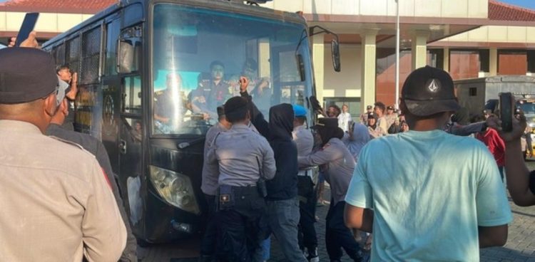 Kericuhan Pecah di PN Pati, Mobil Tahanan Dikepung Massa Usai Sidang Kasus Tongtek