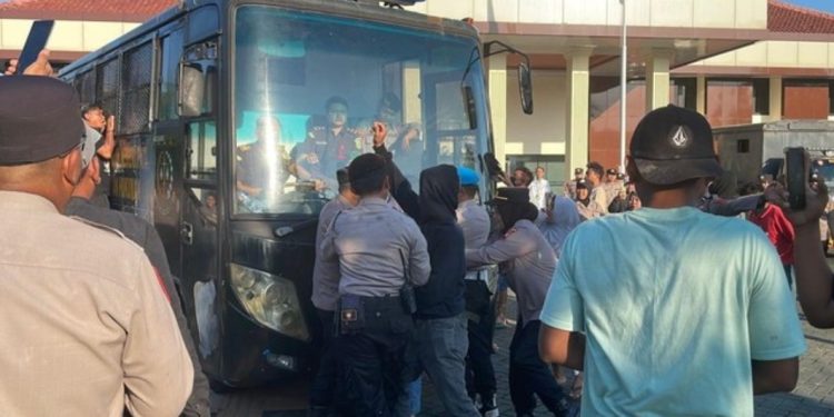 Kericuhan Pecah di PN Pati, Mobil Tahanan Dikepung Massa Usai Sidang Kasus Tongtek