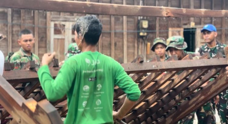 Detik – Detik Rumah Petani di Pati Ambruk Saat Dibongkar, Ini Penyebabnya