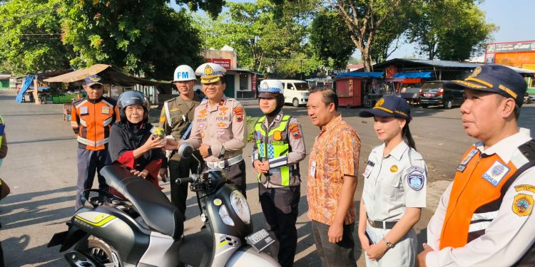 Samsat Keliling dan Souvenir Meriahkan Operasi Gabungan di Pati